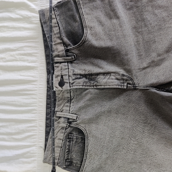 Good American Good Vintage 2-Tone Jeans - Picture 6 of 10